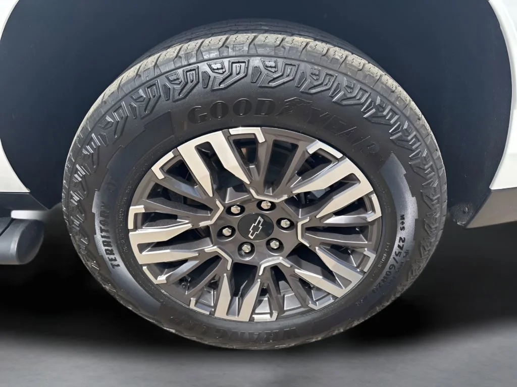 Used 2025 Iridescent Pearl Tricoat Chevrolet Z71 image 39