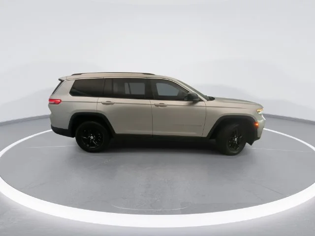 Used 2021 Silver Jeep Laredo image 5