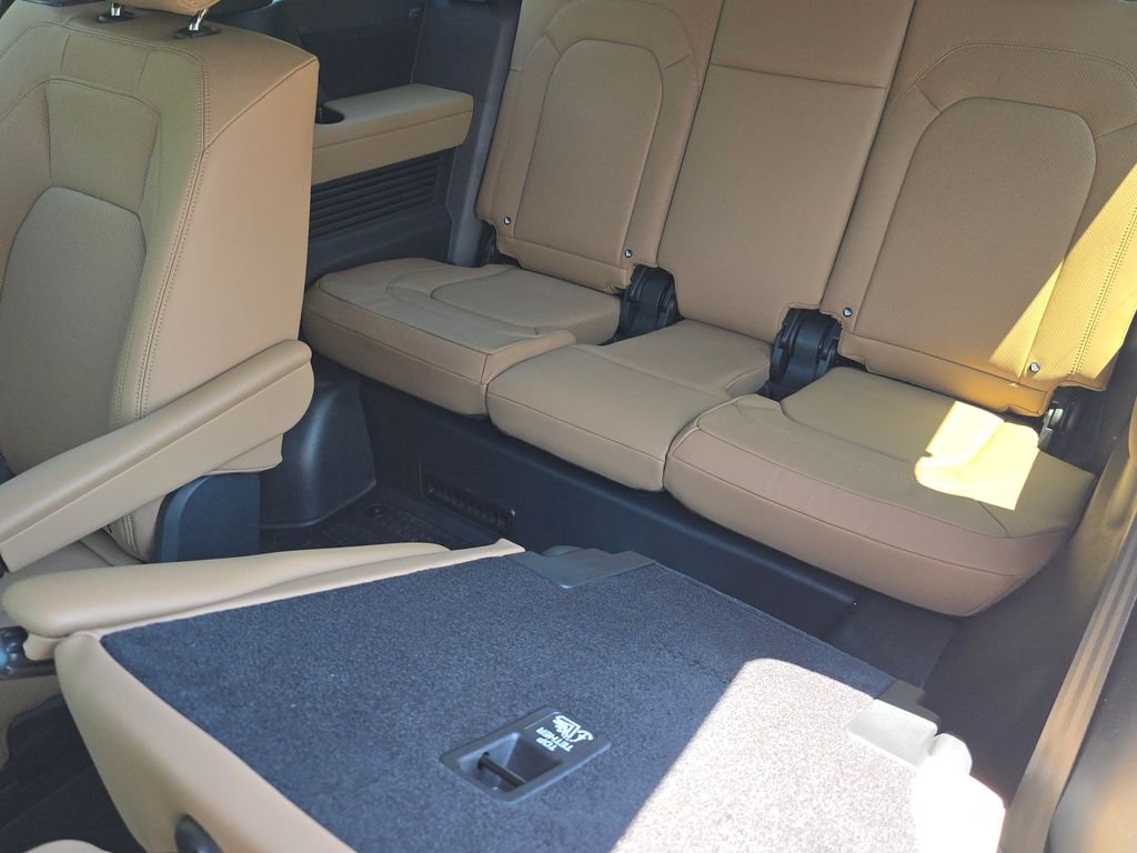 New 2026 Fuji White Land Rover X-Dynamic SE image 11