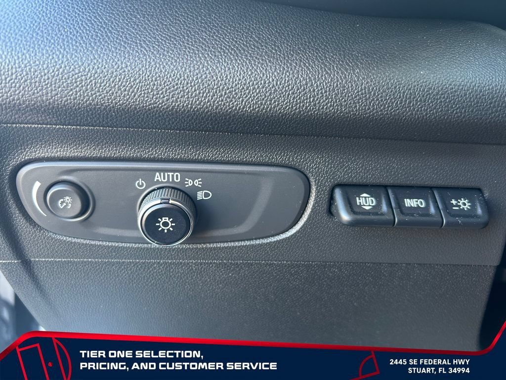 Used 2023 WHITE FROST TRICOAT Buick Avenir image 17