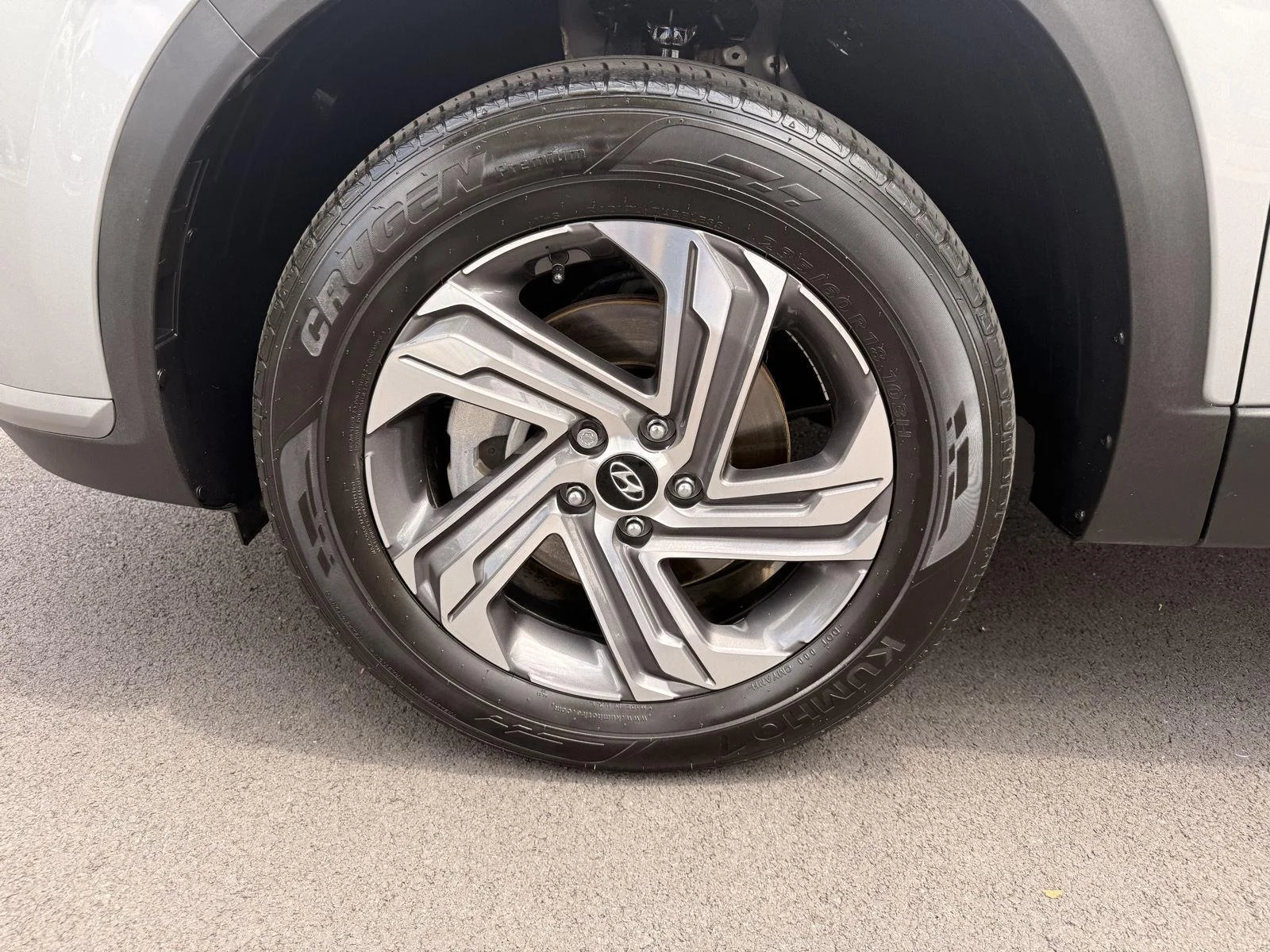 Used 2023 Shimmering Silver Hyundai SE image 9