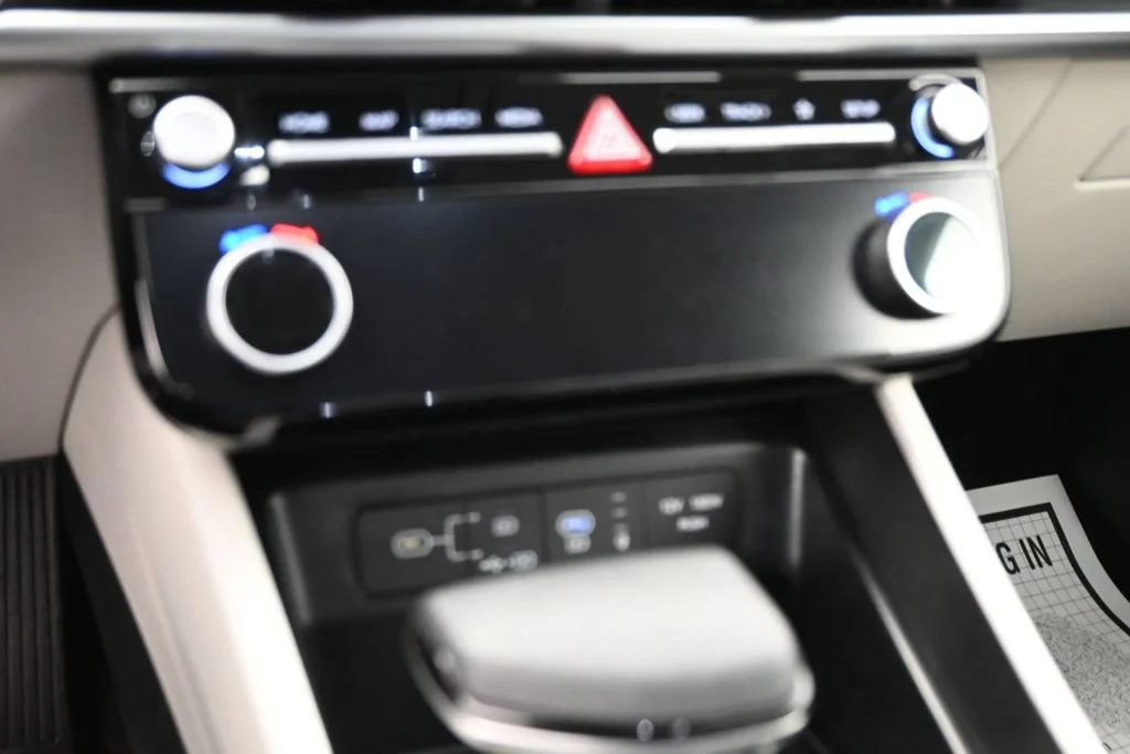 Used 2025 White Hyundai SEL image 14
