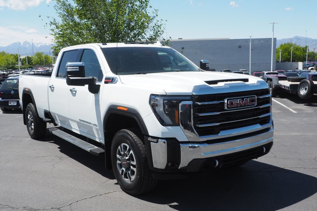 Used 2024 White GMC SLT image 9