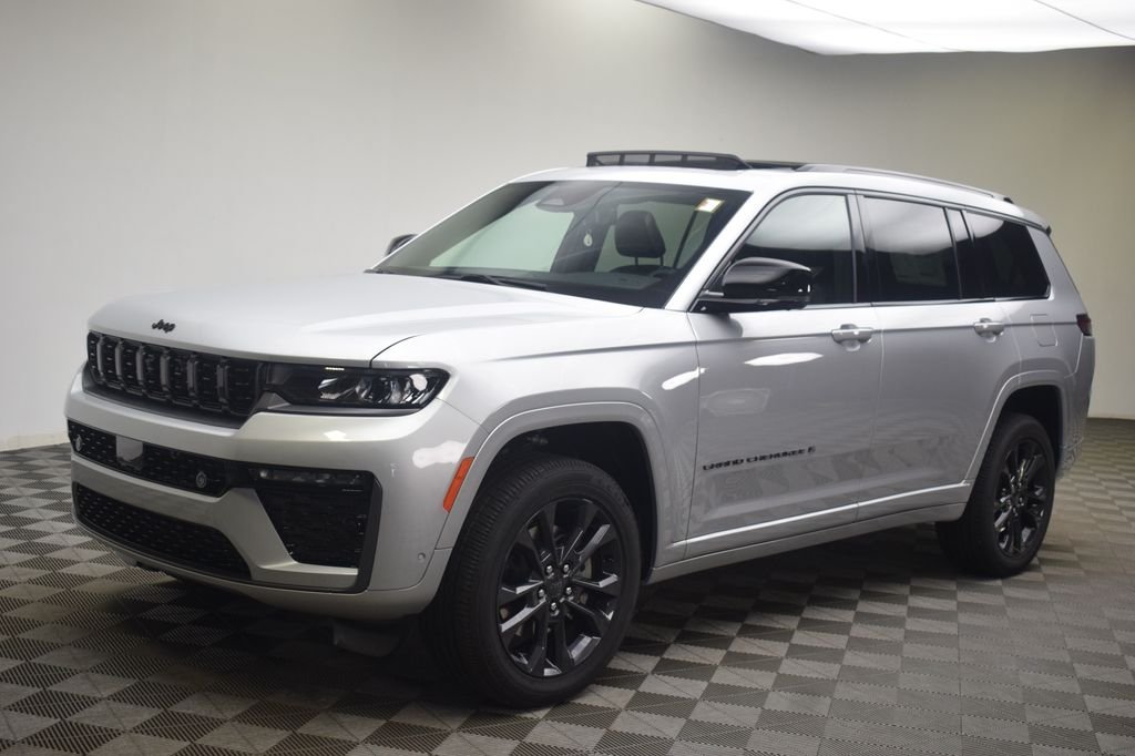 New 2026 Silver Zynith Exterior Paint Jeep Limited Reserve image 15