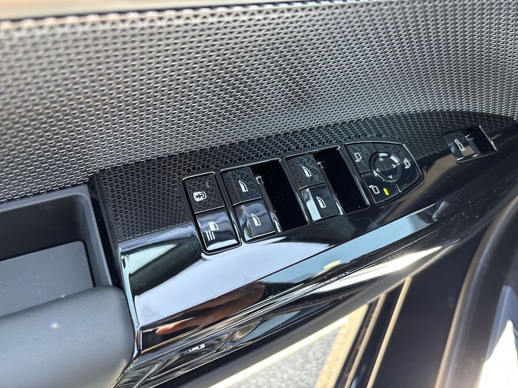 New 2026 Carbon Black Metallic BMW 750e xDrive image 22