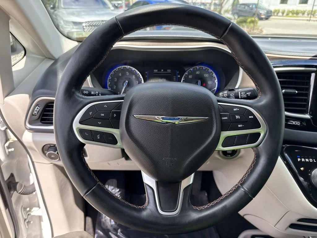Used 2018 White Chrysler Touring L image 40