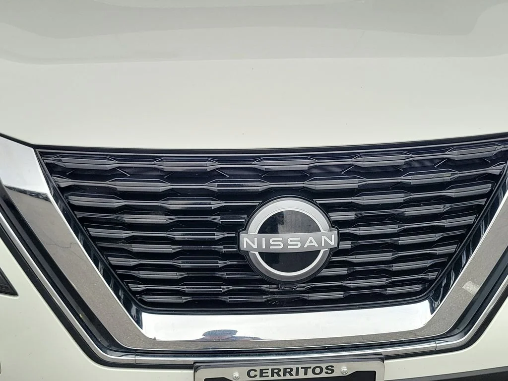 Used 2023 White Nissan S image 26