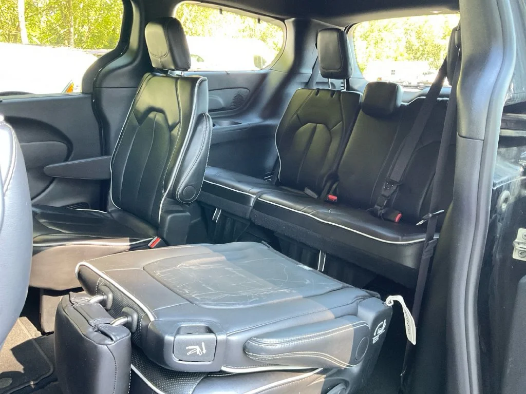 Used 2025 Black Chrysler Limited image 30