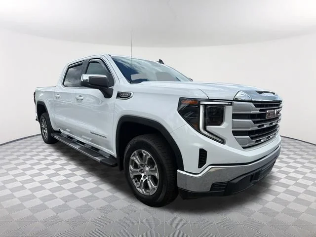 Used 2025 Summit White GMC SLE image 3