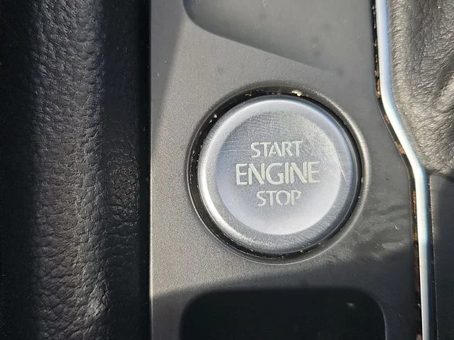Used 2019 Black Volkswagen SEL image 18