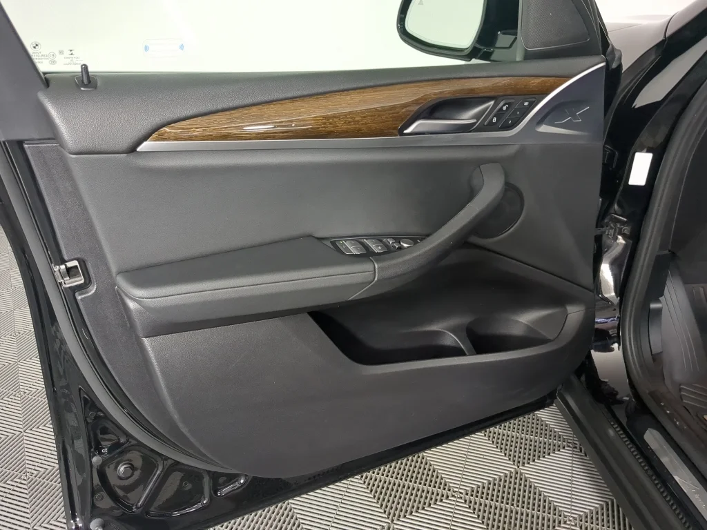 Used 2020 Black BMW xDrive30i image 11