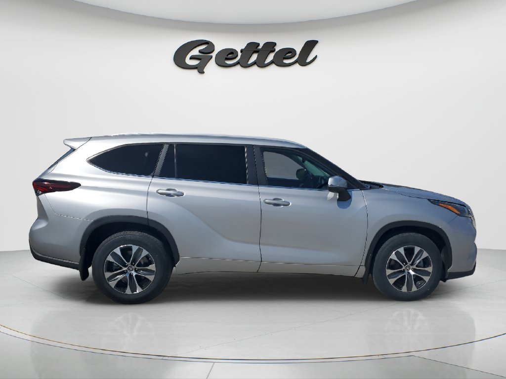 Used 2025 Silver Toyota XLE image 4