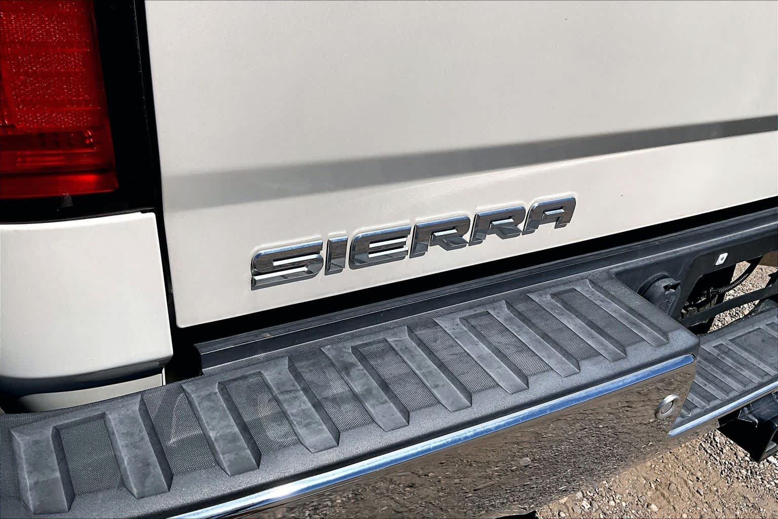 Used 2015 White Diamond Tricoat GMC SLT image 28