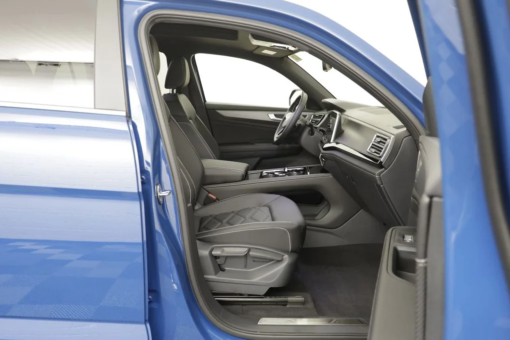 New 2026 Blue Volkswagen 2.0T SE w/Technology image 18