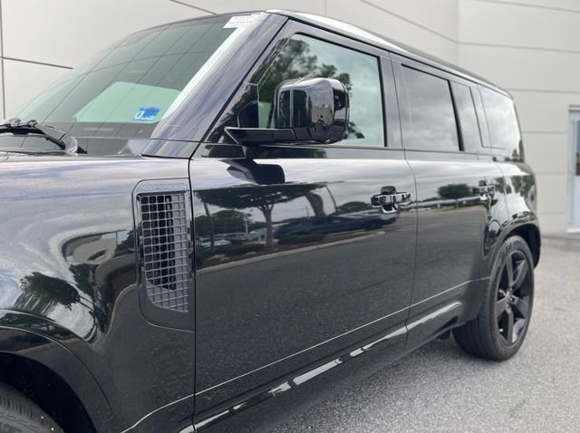 Used 2025 Santorini Black Metallic Land Rover V8 image 3