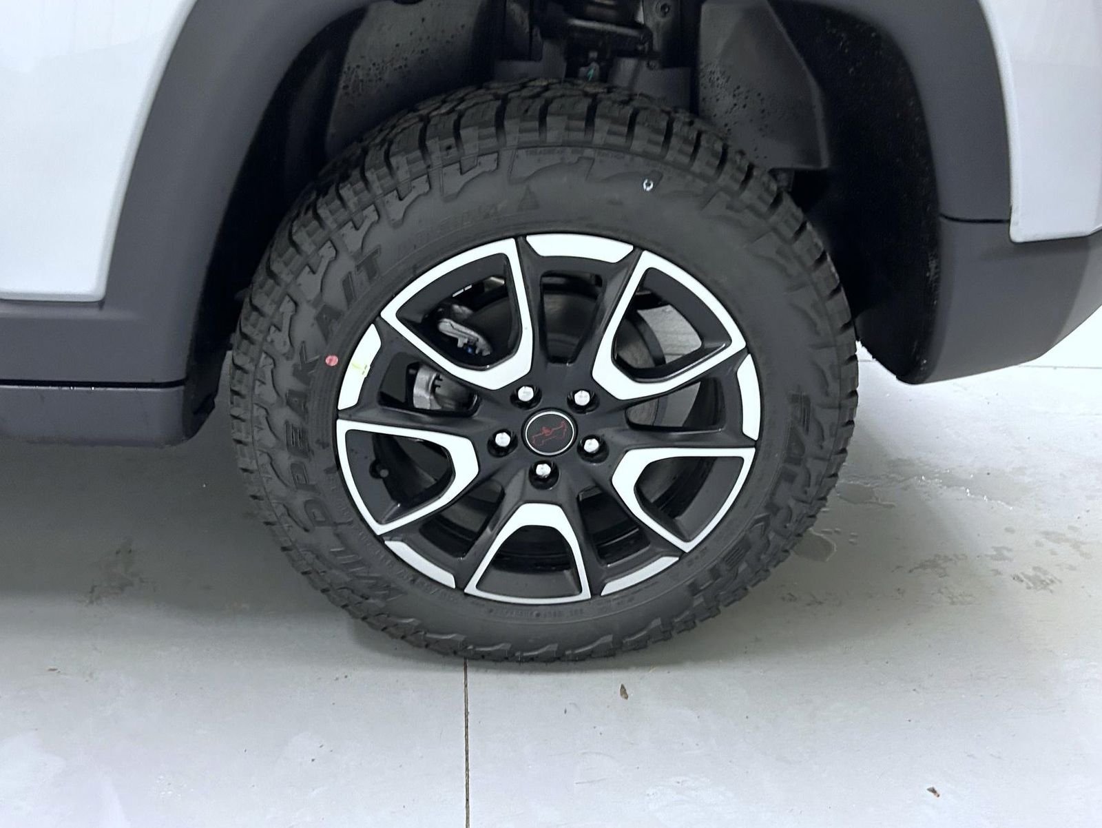 New 2026 Silver Zynith Metallic Clear-Coat Exterior Paint Jeep Trailhawk image 22