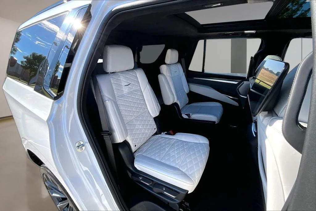 Used 2025 White Cadillac V-Series image 29