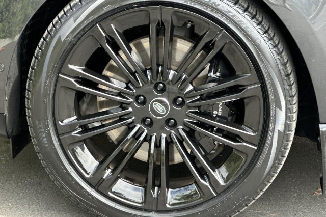 Used 2024 Gray Land Rover SE image 24
