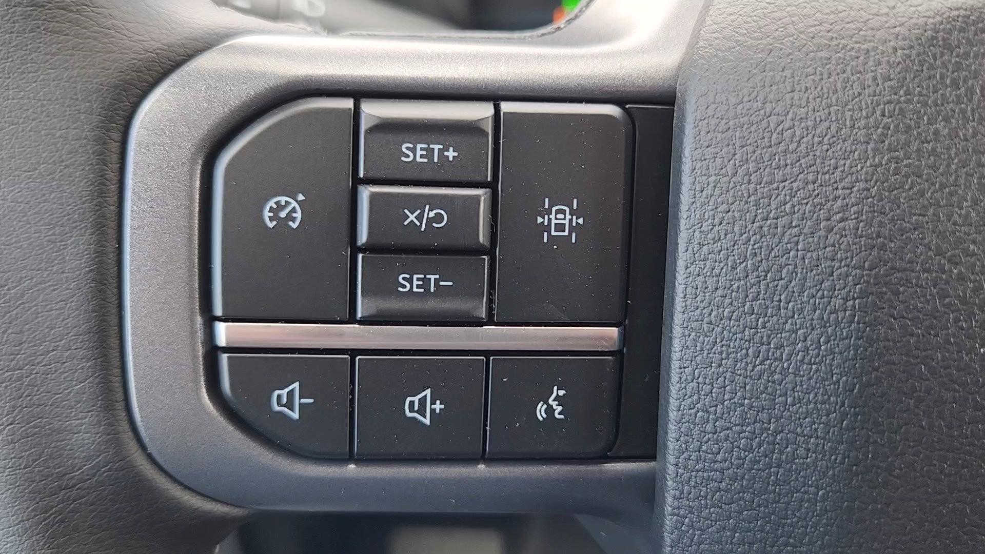 2025 Ford F-150 Lightning XLT - Photo 11