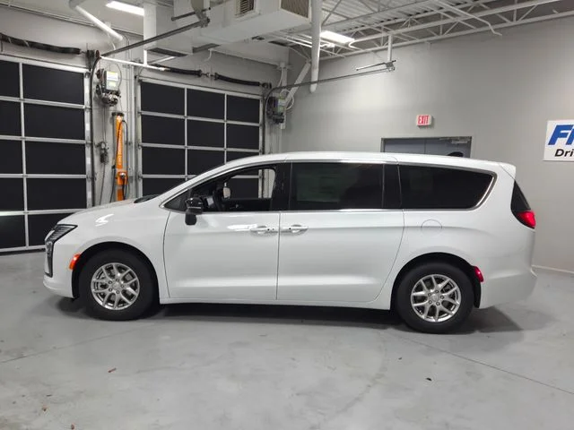 New 2027 Bright White Clear-Coat Exterior Paint Chrysler Select image 28