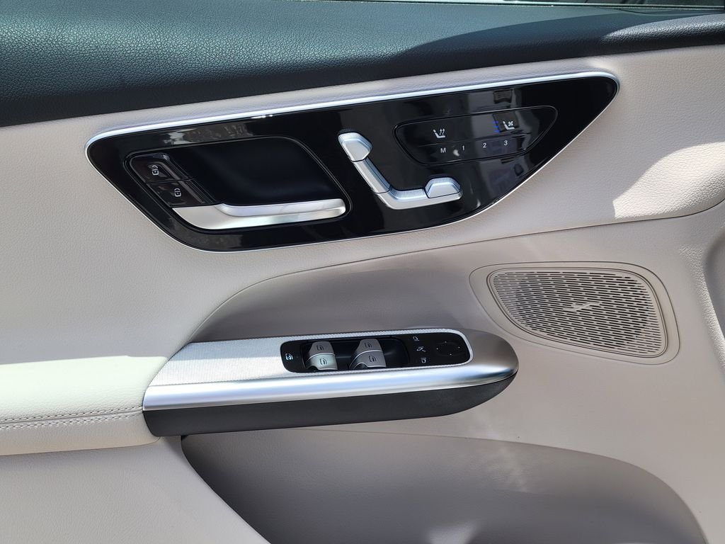 New 2026 Polar White Mercedes-Benz GLC 300 image 18