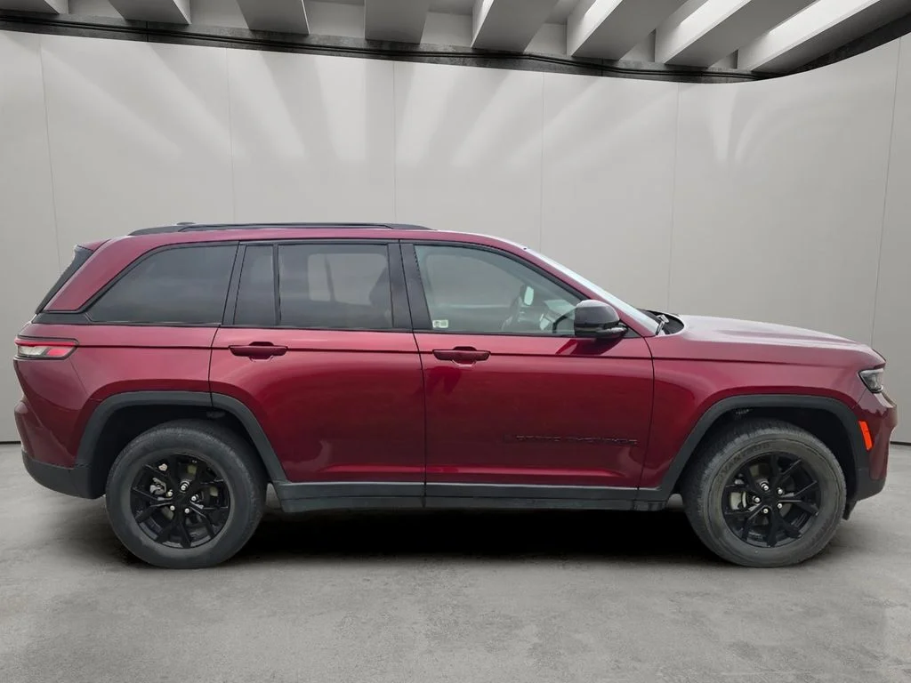 Used 2024 Velvet Red Pearlcoat Jeep Altitude image 6