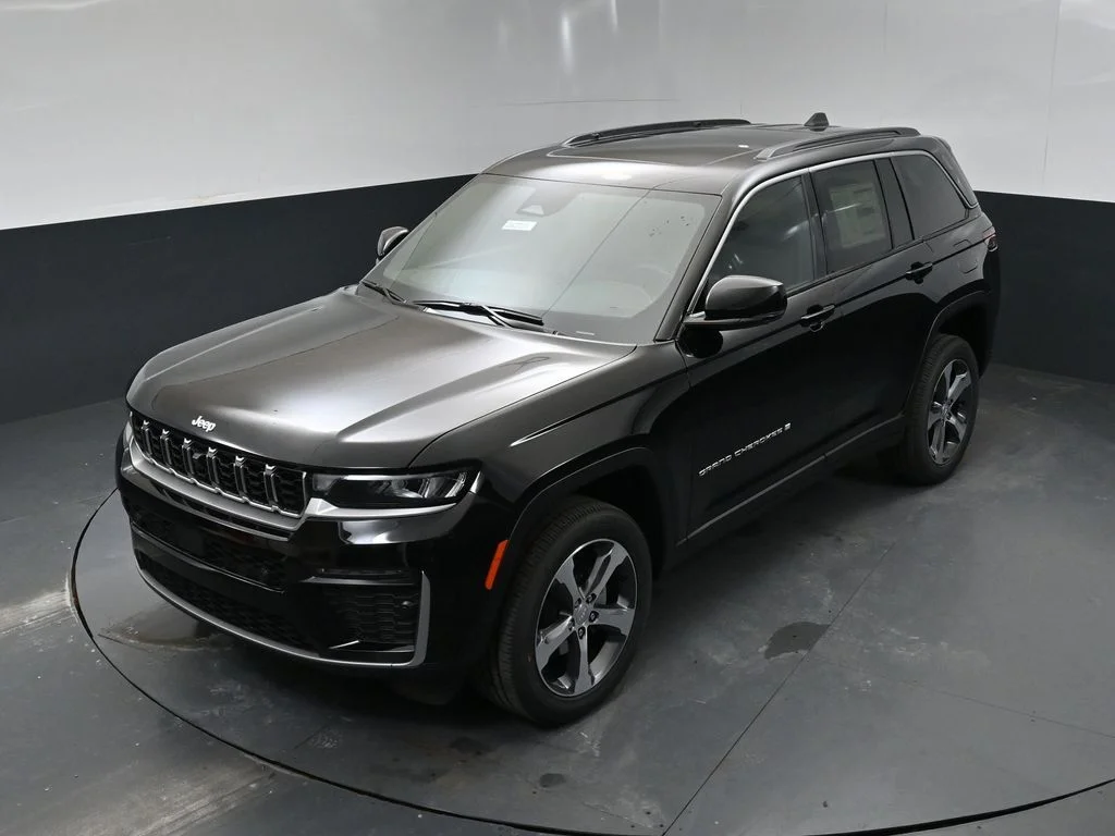 New 2026 Diamond Black Crystal Pearlcoat Jeep Limited image 34