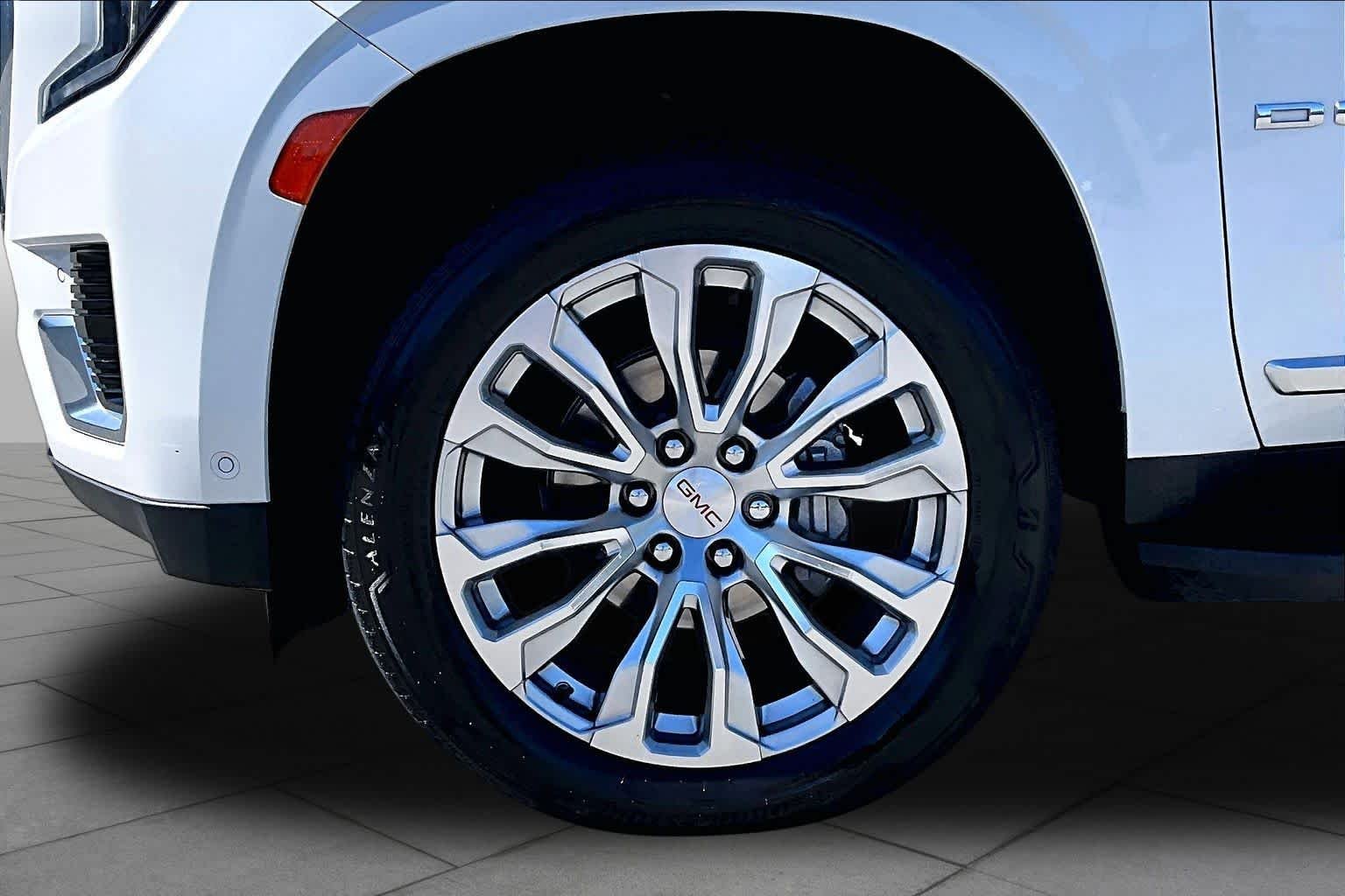 Used 2024 White Frost Tricoat GMC Denali image 11