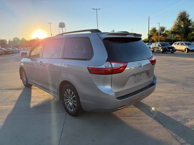 Used 2018 Silver Toyota XLE image 8