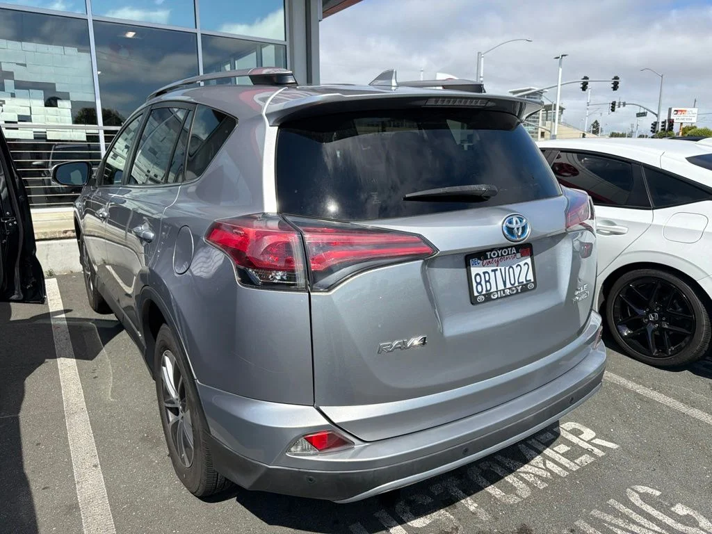 Used 2018 Silver Toyota XLE image 2