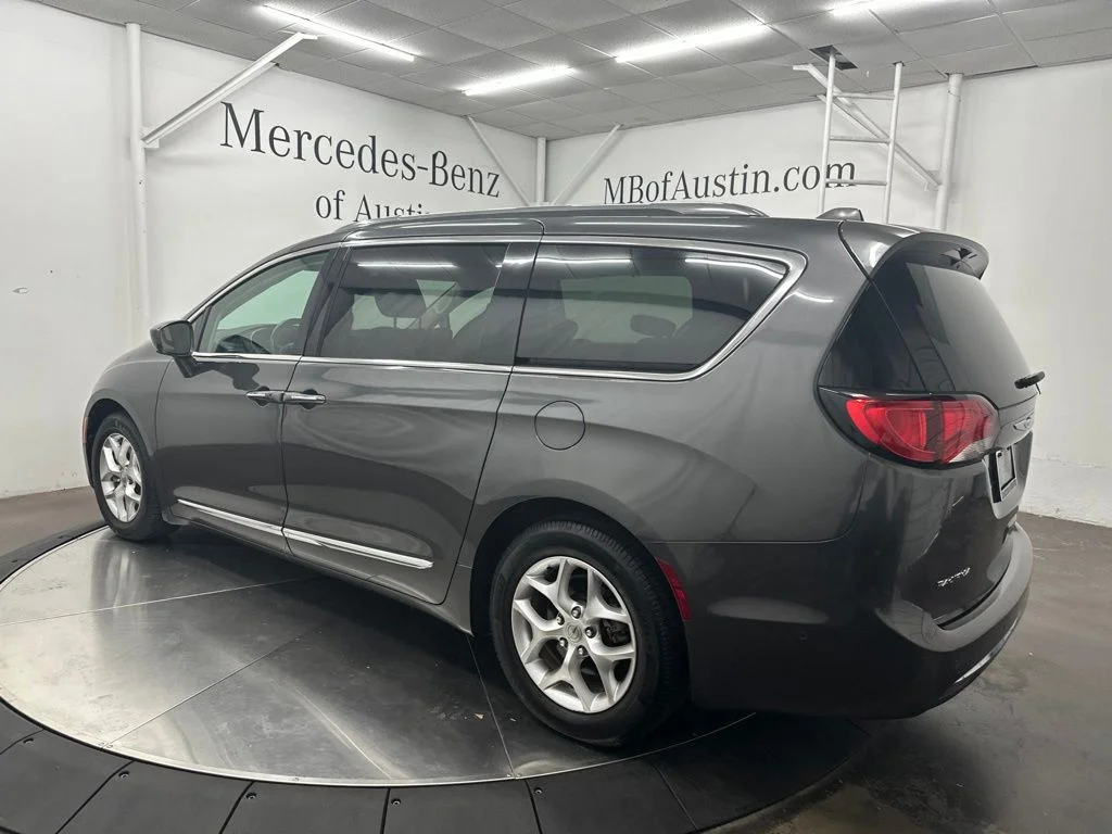 Used 2018 Gray Chrysler Touring L Plus image 5