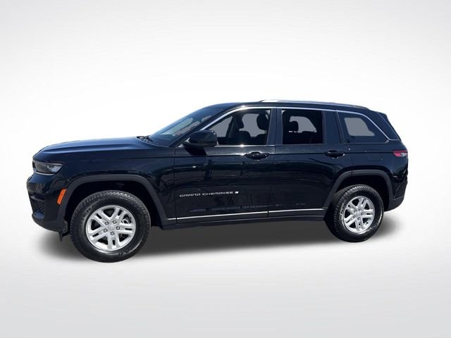 Used 2023 Diamond Black Jeep Laredo image 2