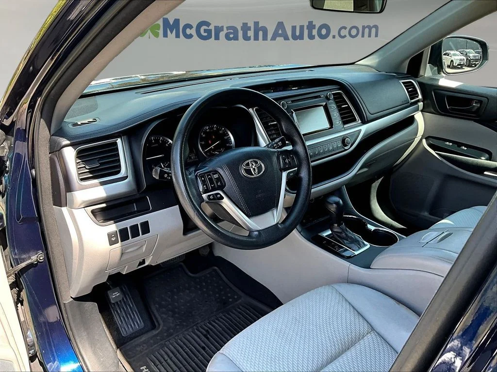 Used 2015 Blue Toyota LE image 19