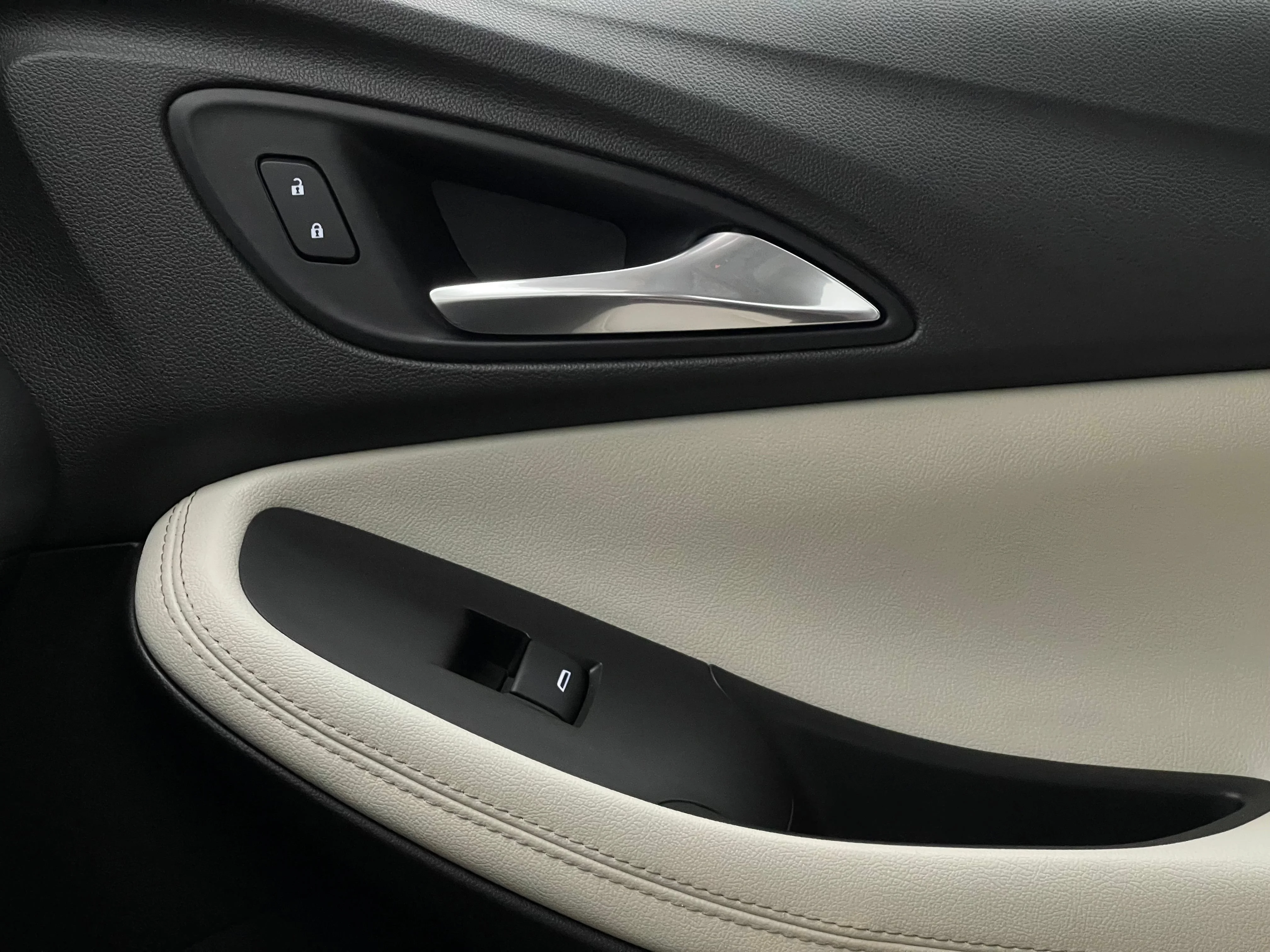 Used 2020 DARK MOON BLUE METALLIC Buick Essence image 42