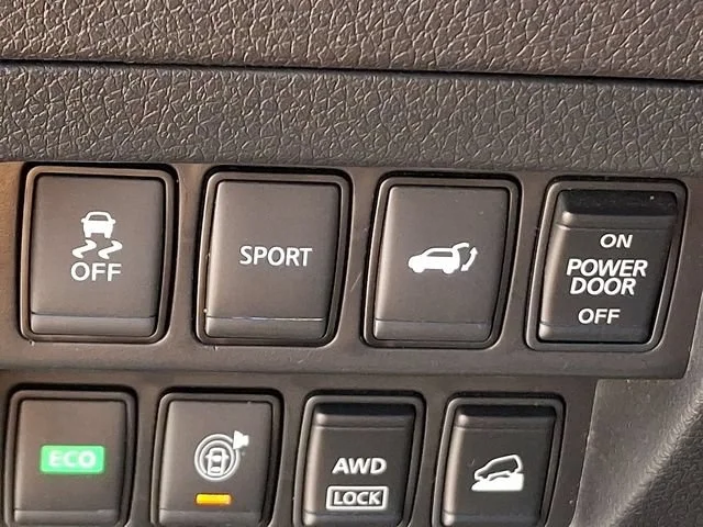 Used 2016 Red Nissan SL image 27