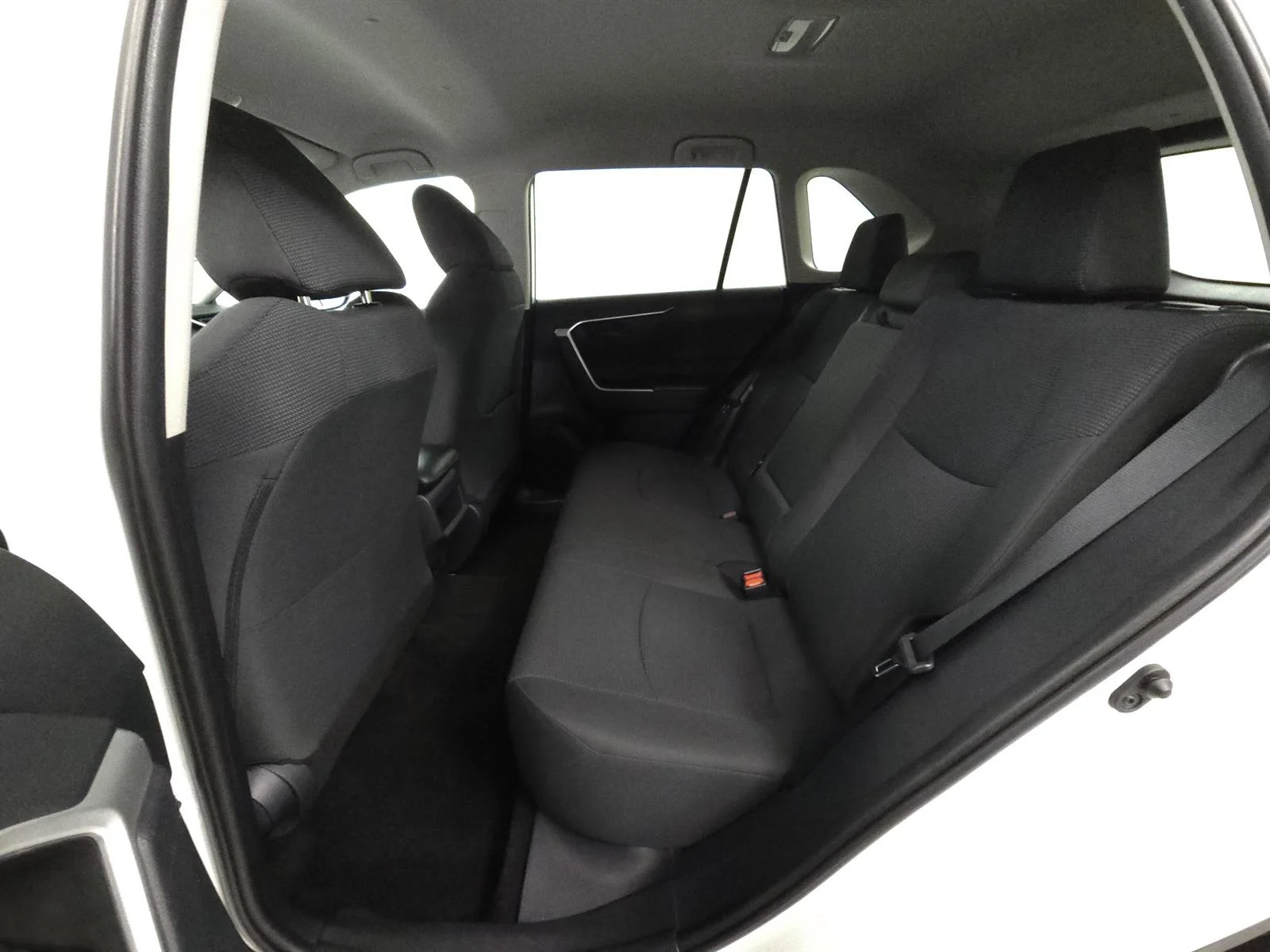 Used 2019 White Toyota LE image 5