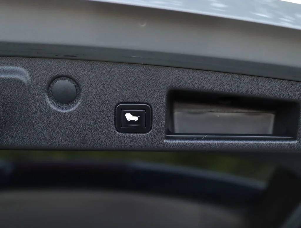 Used 2018 PEPPERDUST METALLIC Chevrolet LT image 25