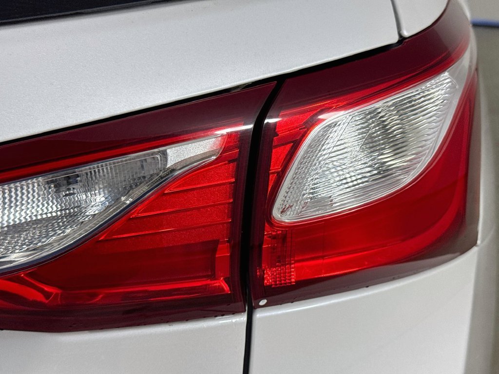 Used 2020 Iridescent Pearl Tricoat Chevrolet Premier image 31