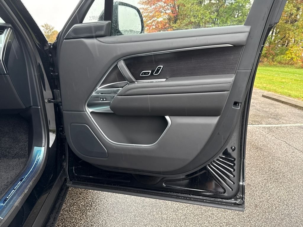 New 2025 Santorini Black Land Rover SE image 15