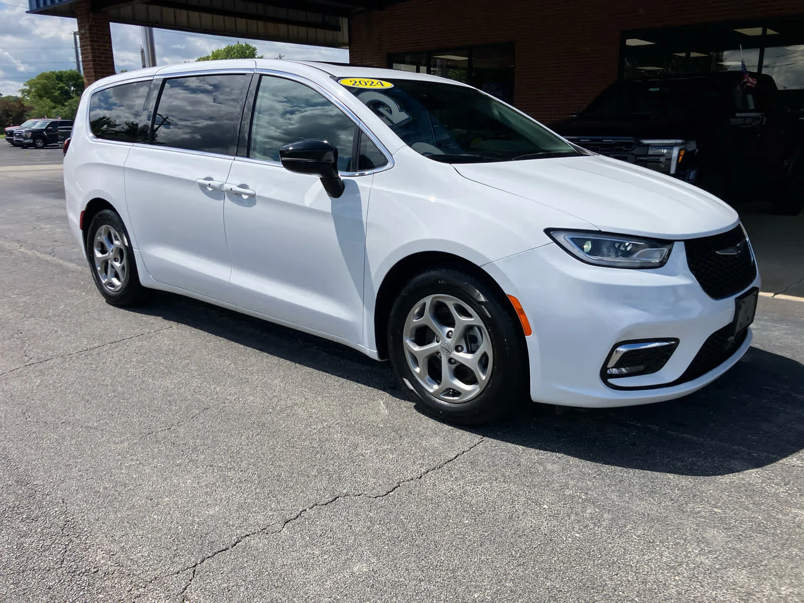Used 2024 Bright White Clearcoat Chrysler Limited image 2