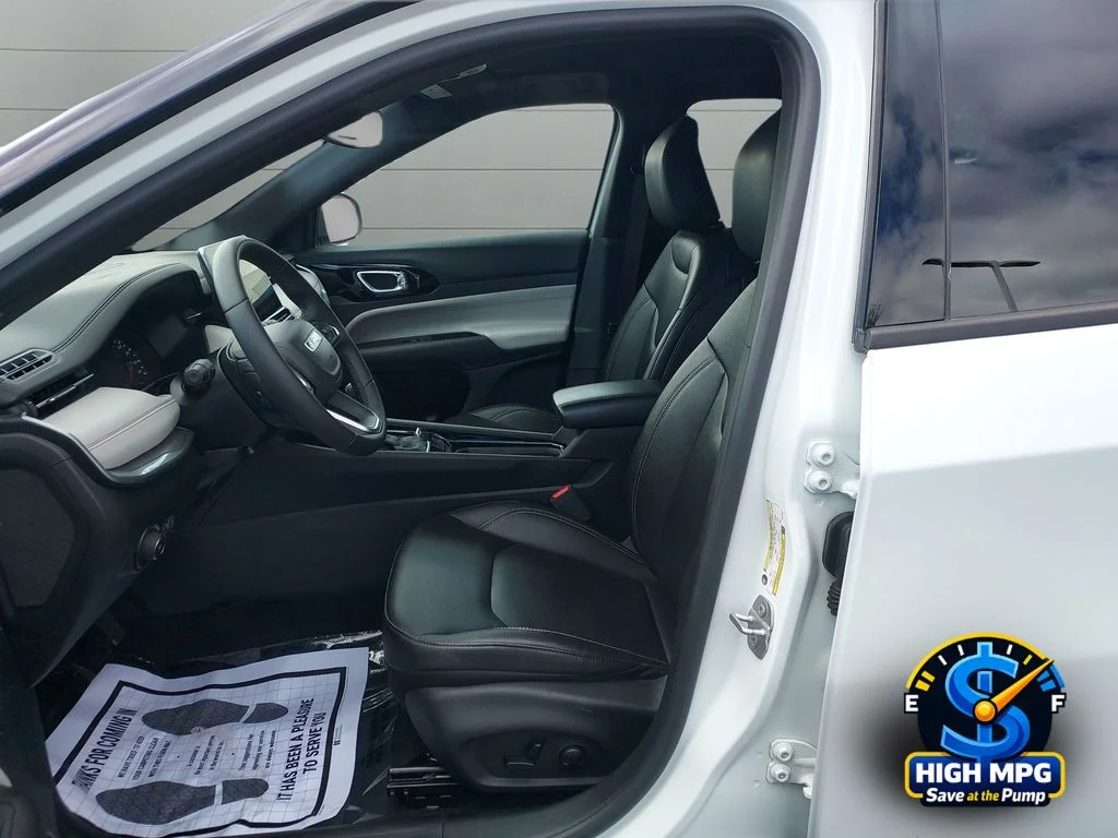 Used 2025 White Jeep Limited image 9