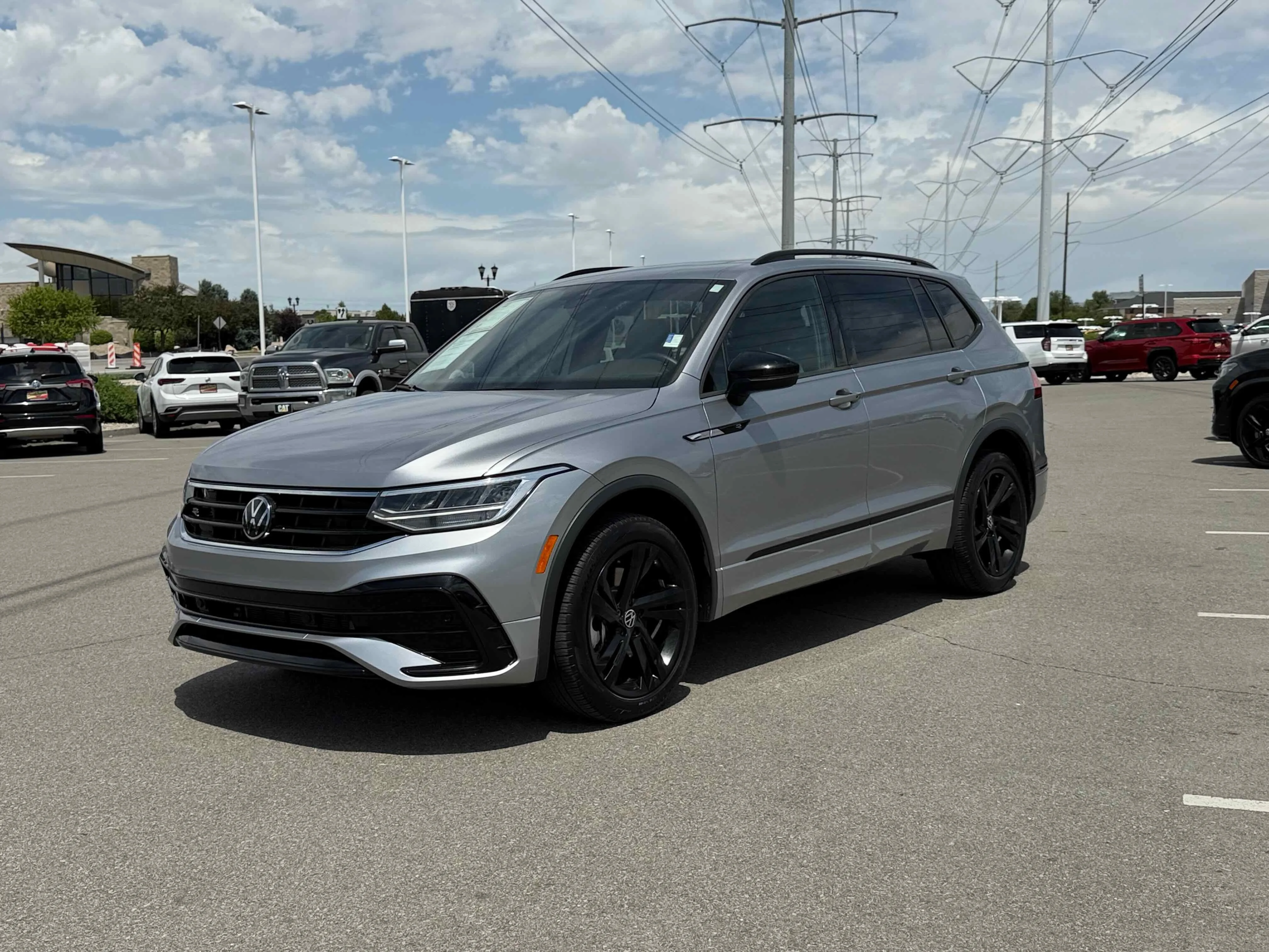 2024 Volkswagen Tiguan 2.0T SE R-Line Black's photo