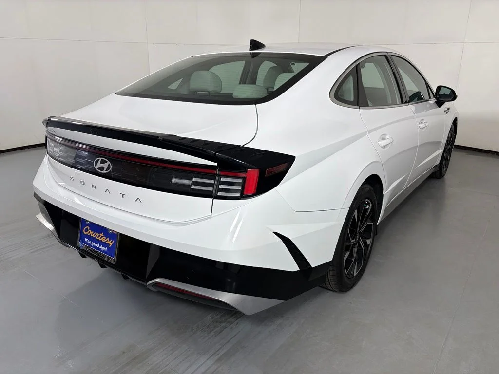 Used 2025 White Hyundai SEL image 8