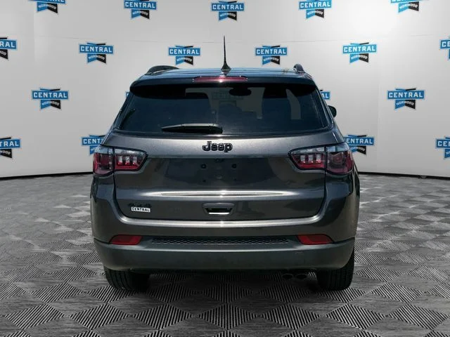 Used 2022 Gray Jeep Latitude image 4