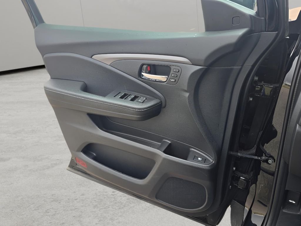 Used 2025 Black Honda RTL image 22
