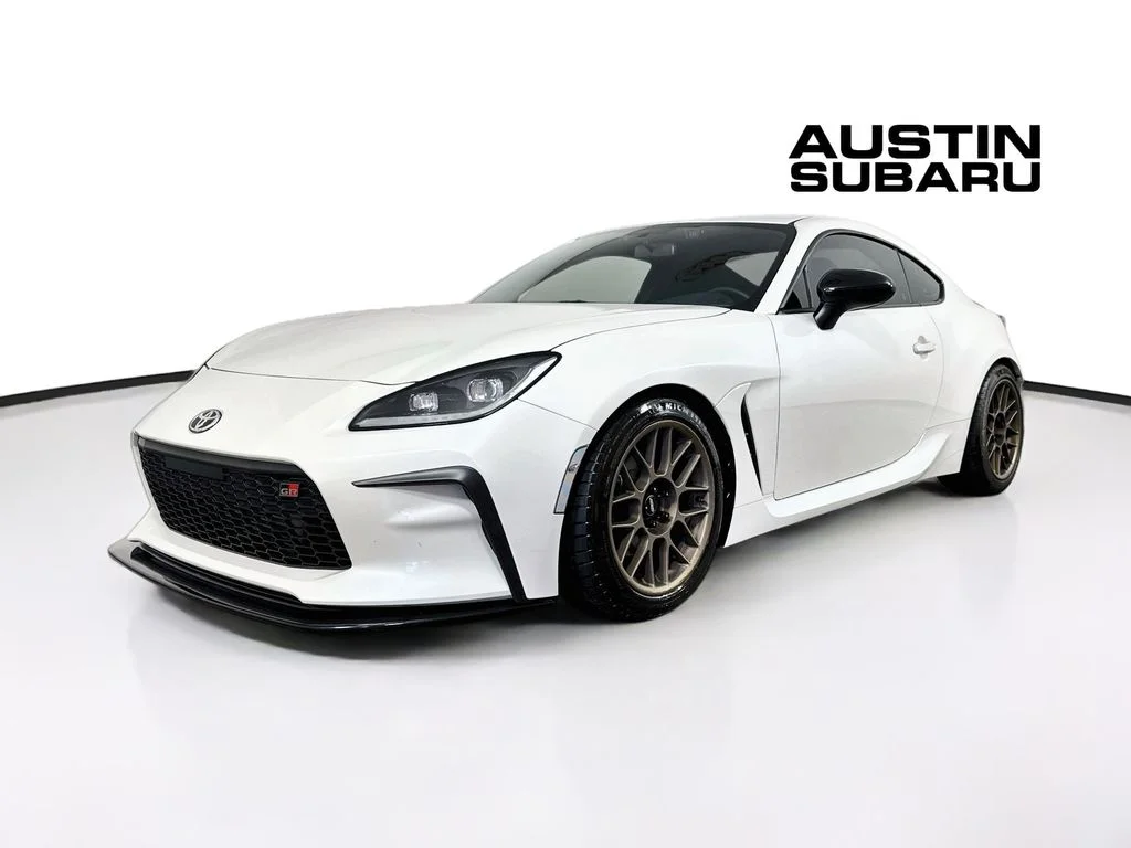 Used 2024  Toyota Base image 3