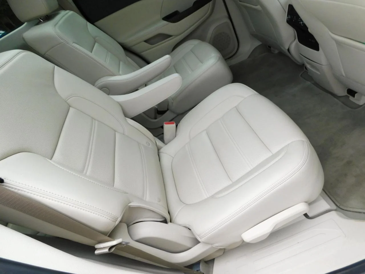 Used 2022 White GMC FWD 4DR DENALI image 13