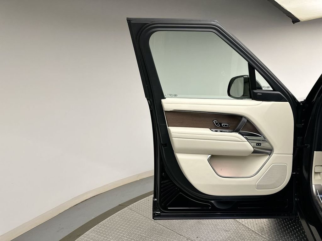 New 2026 Santorini Black Land Rover SE image 9