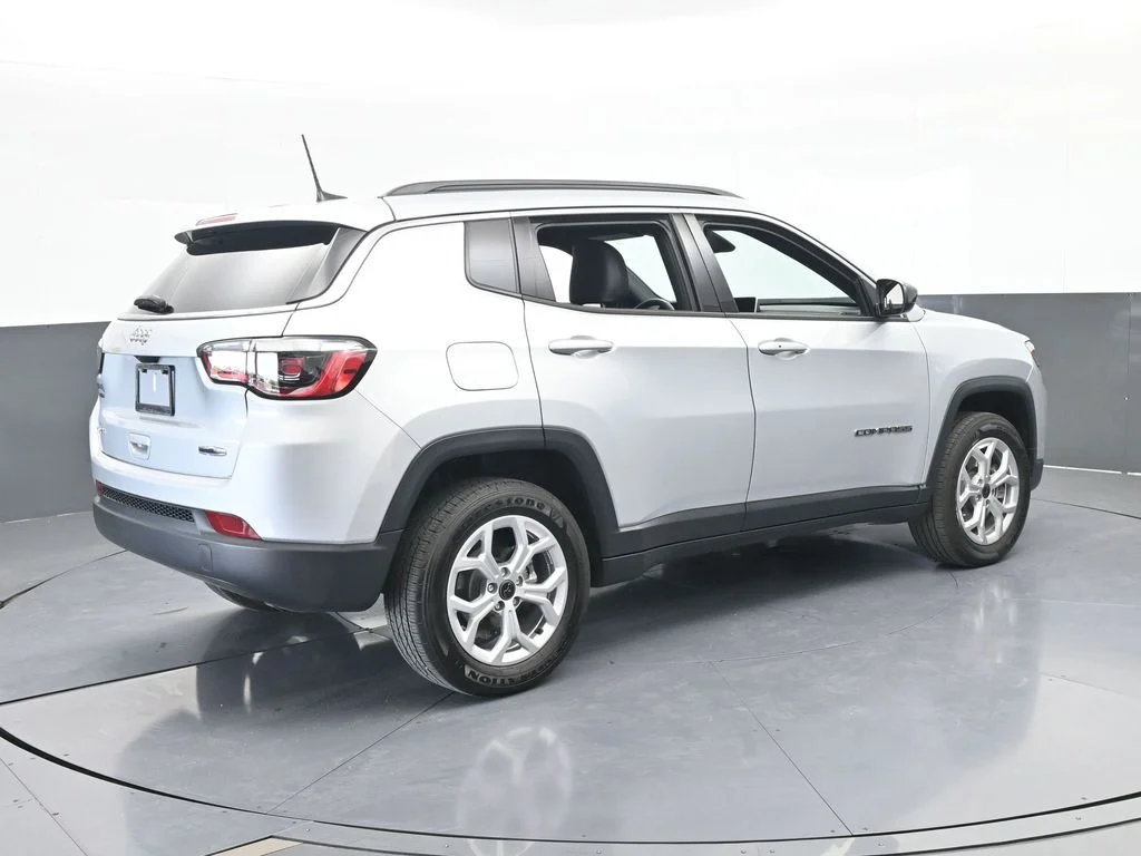 Used 2025 Silver Zynith Metallic Clearcoat Jeep Latitude image 5