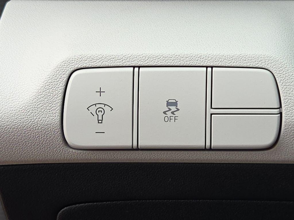 2025 Hyundai Elantra Limited - Photo 22